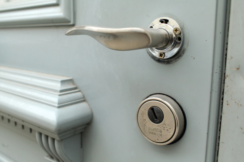 Пожилая помощница звезд осталась без квартиры после обмана мошенников